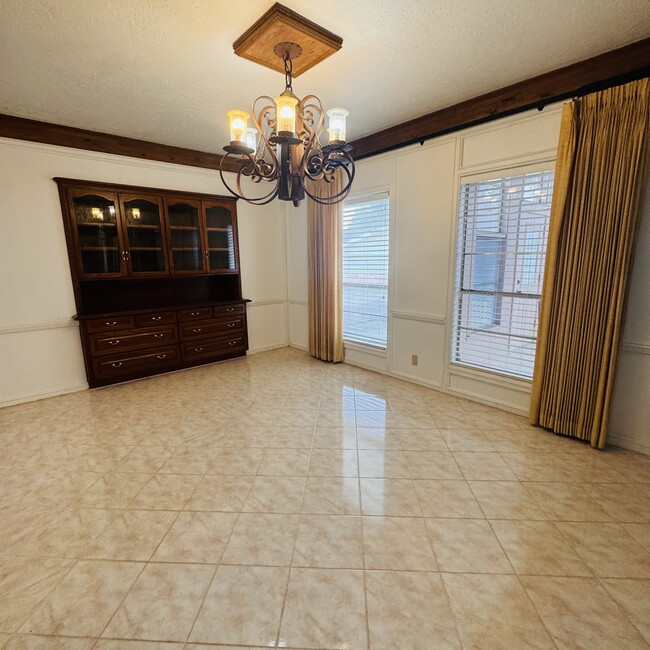 Building Photo - 1112 Shaw Dr