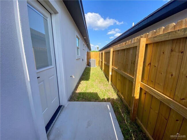 Building Photo - 3104 S Links Dr