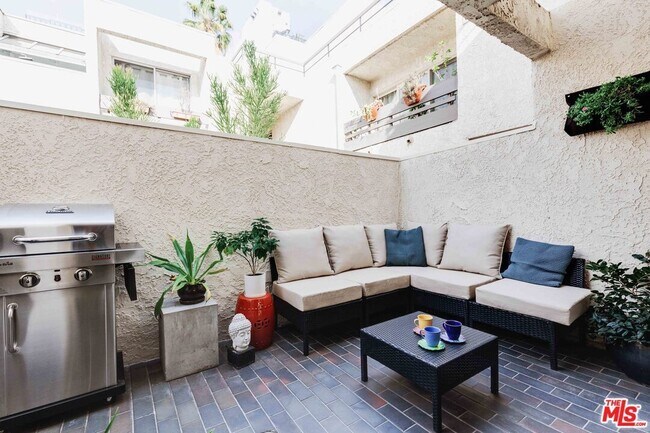 Building Photo - 960 N San Vicente Blvd