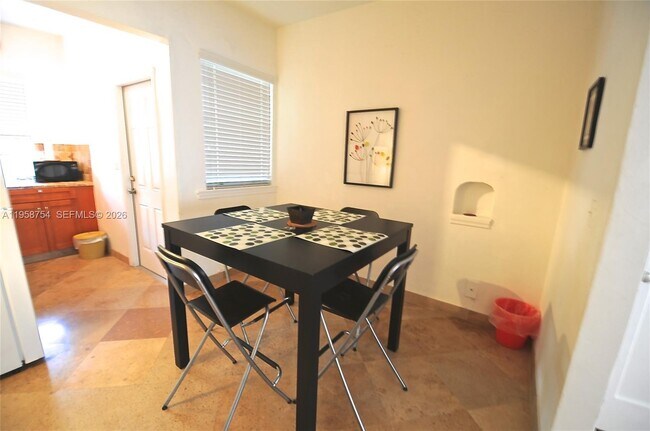 Building Photo - 601 7th St