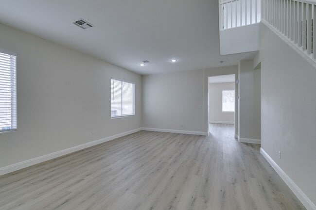Building Photo - Charming 4 Bedroom, 3 Bathroom Home Near S...