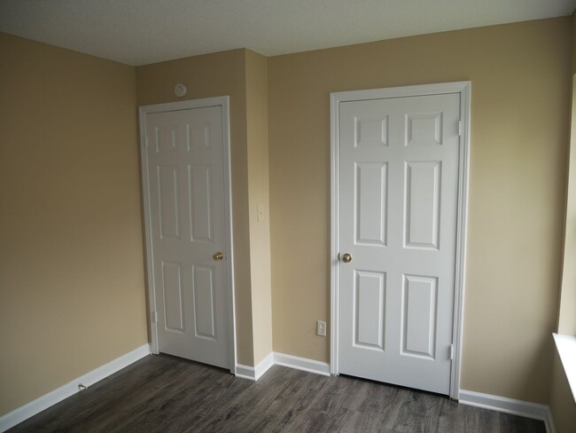 Building Photo - 2885 Waverly Dr