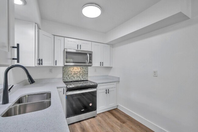 Building Photo - BEAUTIFULLY RENOVATED 2 BEDROOM, 1 BATH HO...