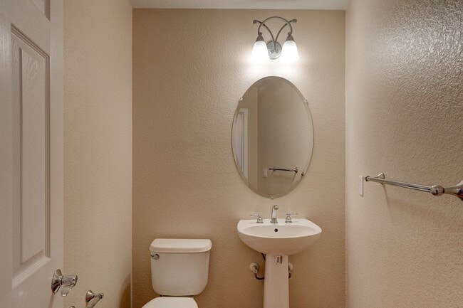 Building Photo - EXQUISITELY LOCATED TOWNHOME PRIVATE SETTING | MANY UPGRADES