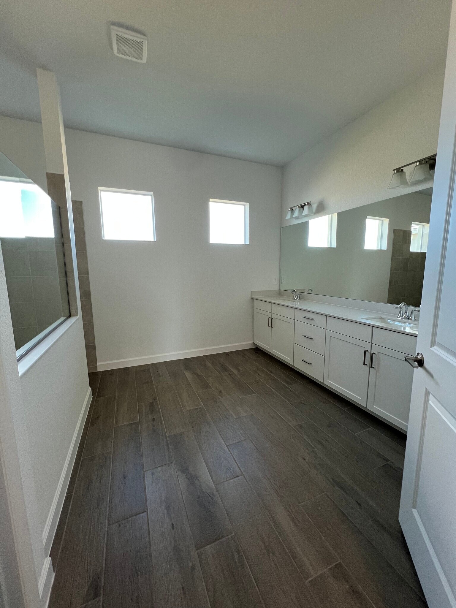 Main bath - 8006 Lakes Edge Ln