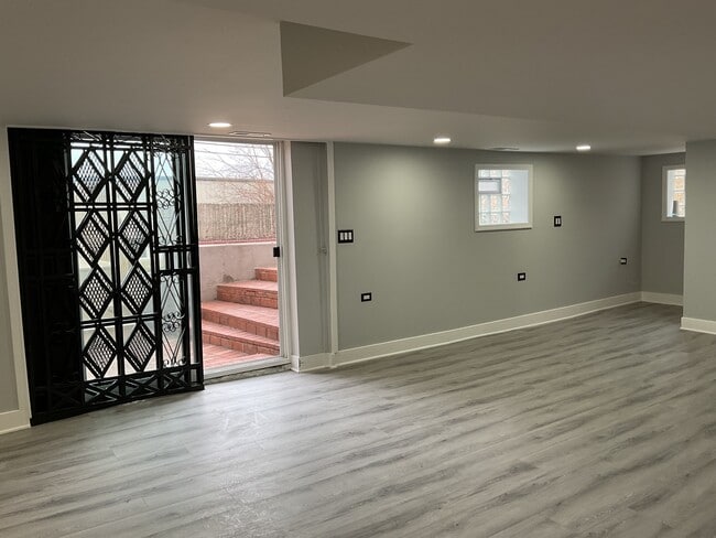 Building Photo - 14846 Woodlawn Ave