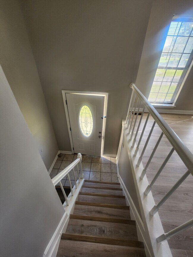 Building Photo - Lovely 4 bedroom 2 full bath bi-level home with large garage