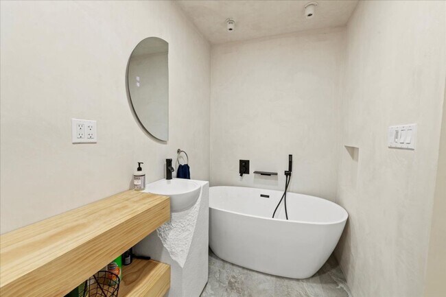 Building Photo - 1324 E 9th St