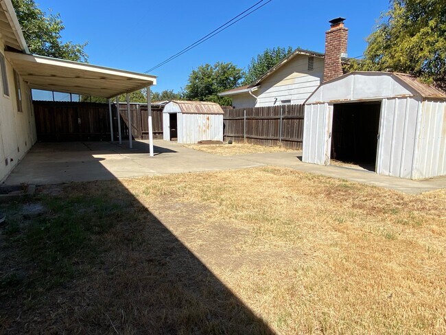 Building Photo - 3015 Clearview Dr