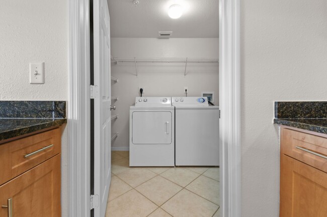 Building Photo - Stylish and luxurious 1-bedroom, 1-bath co...