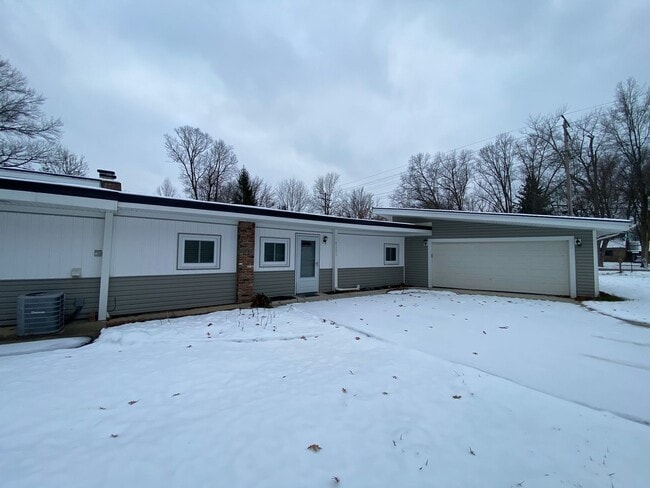 Building Photo - Beautiful 4-Bed, 2 Bathroom North Olmsted OH
