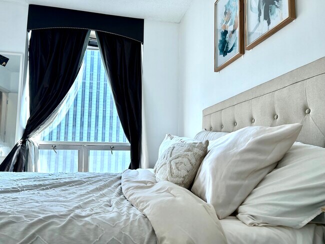 Building Photo - 222 N Columbus Dr