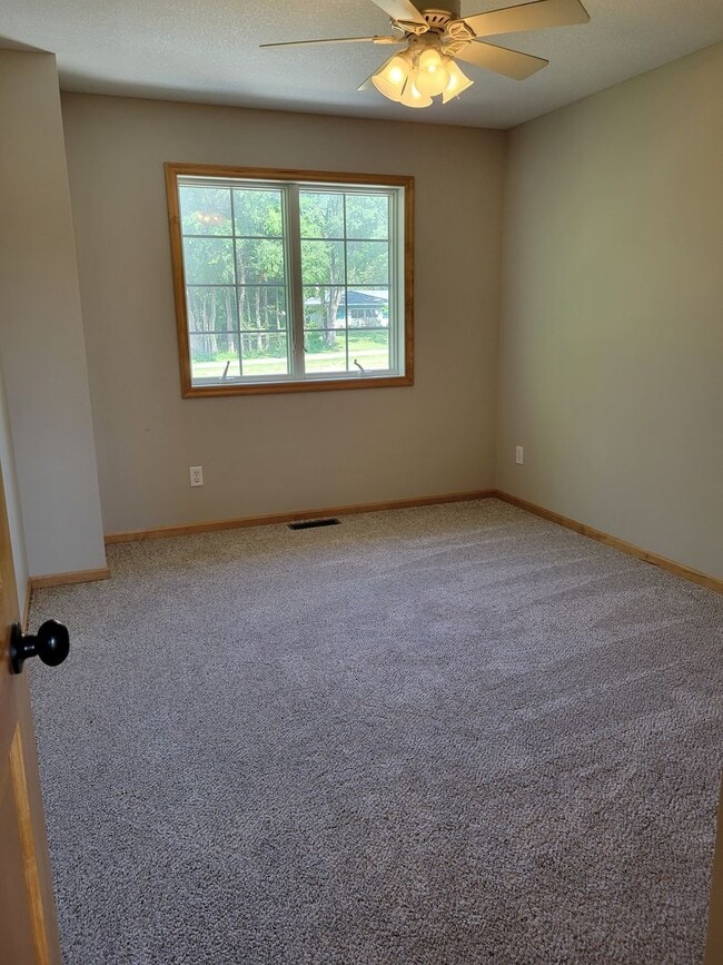 Building Photo - 3 Bedroom Townhouse - Middle Unit