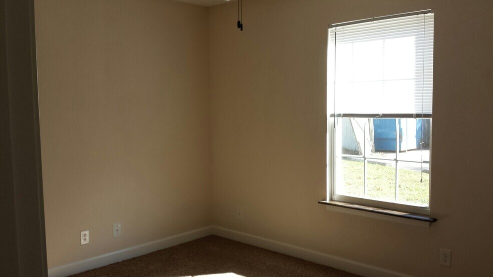 Building Photo - 124 Kenneth Dr