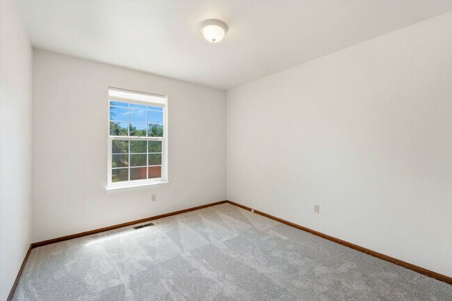 Building Photo - 2461 Hampshire Square