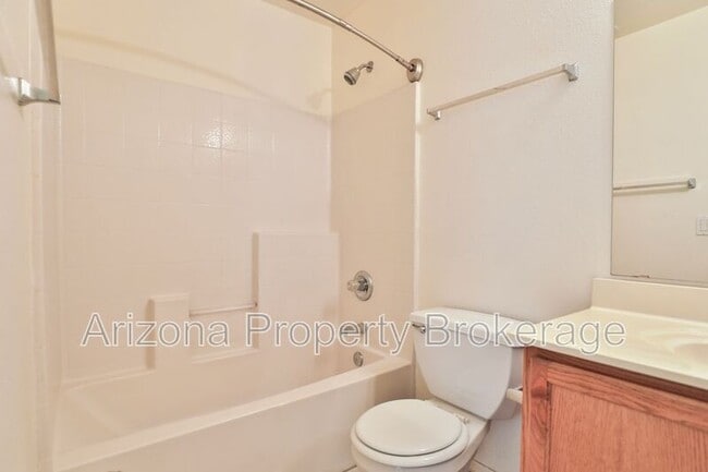 Building Photo - 1710 E Horseshoe Ave