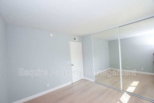 Building Photo - 3101 Albany Dr