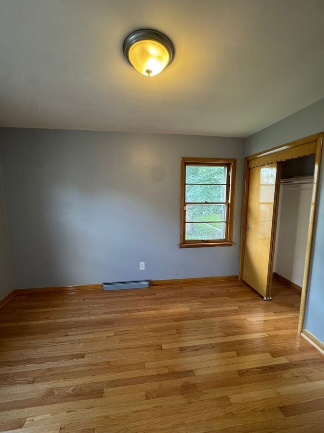 Building Photo - 3 bedroom, 2 bathrooms, 2 car garage-Ranch...