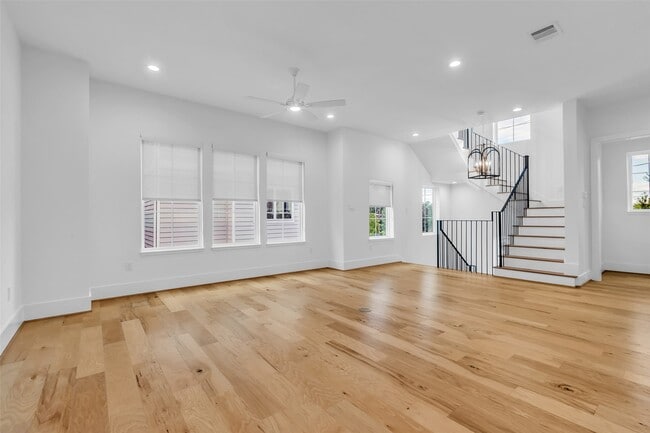 Building Photo - 204 Burr St