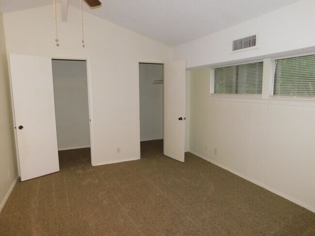 Building Photo - 8208HOOD