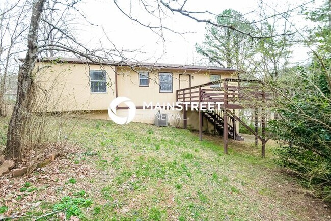 Building Photo - 3 Bedroom Pet-Friendly Home in Birmingham, AL with Main Street Renewal