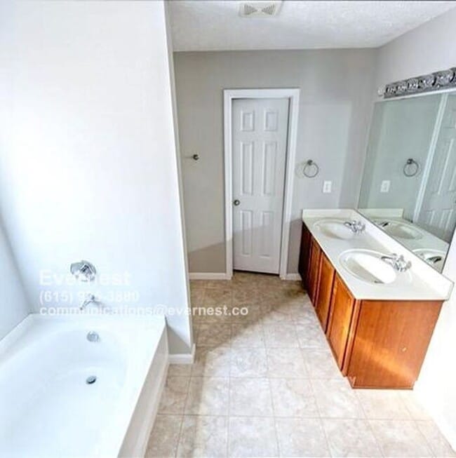 Building Photo - Spacious 4-Bedroom Home with Modern Amenit...