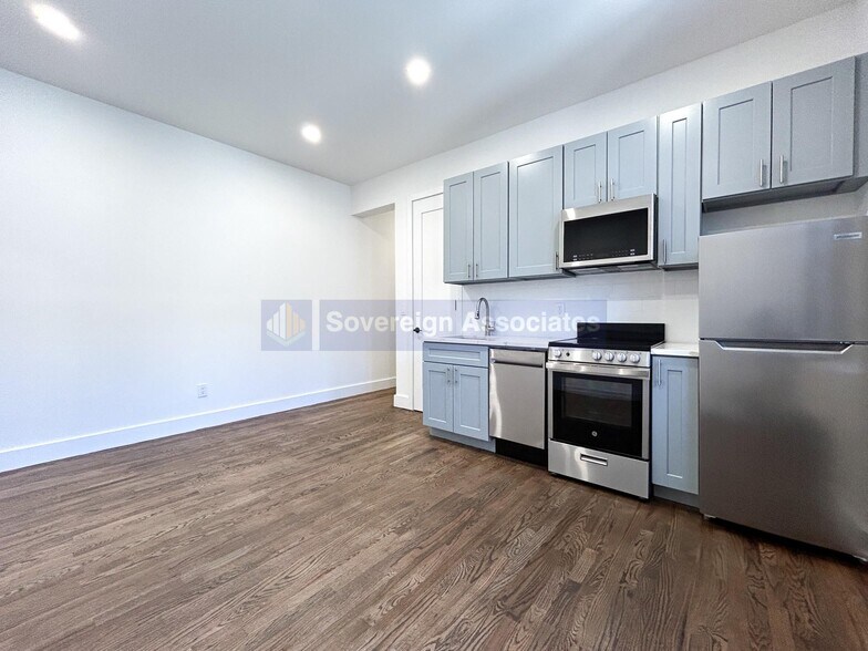 Building Photo - 45 Tiemann Pl