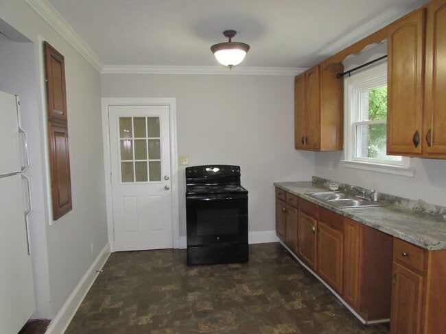 Building Photo - Cute Renovated 3 Bed/1 Bath Home - Large Y...