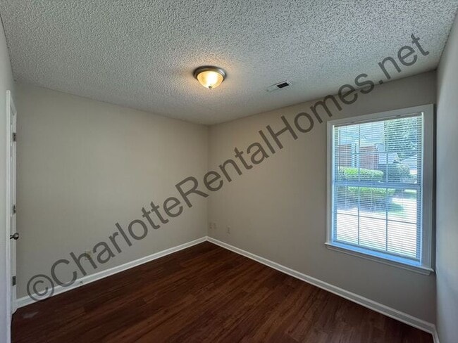Building Photo - 3 bedroom 2 bathroom home in Charlotte!