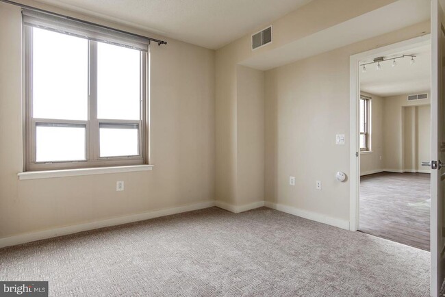 Building Photo - 888 N Quincy St