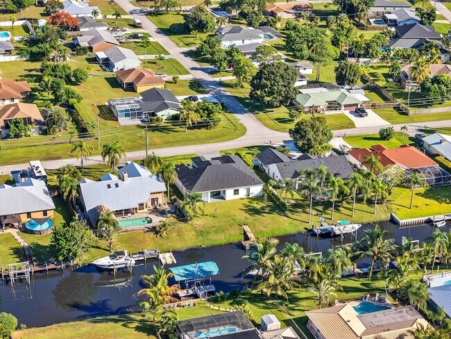 Building Photo - 632 SE Seahouse Dr