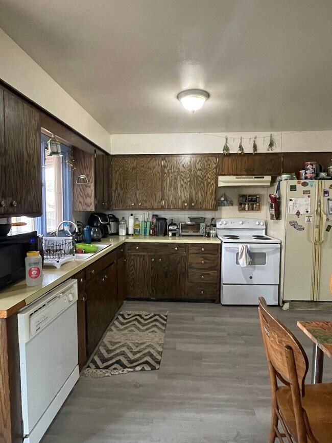 Building Photo - STUDENTS WELCOME! Split-Level Home in Midtown Ft. Collins