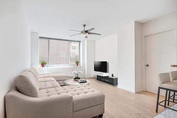 Building Photo - 520 W 23 St