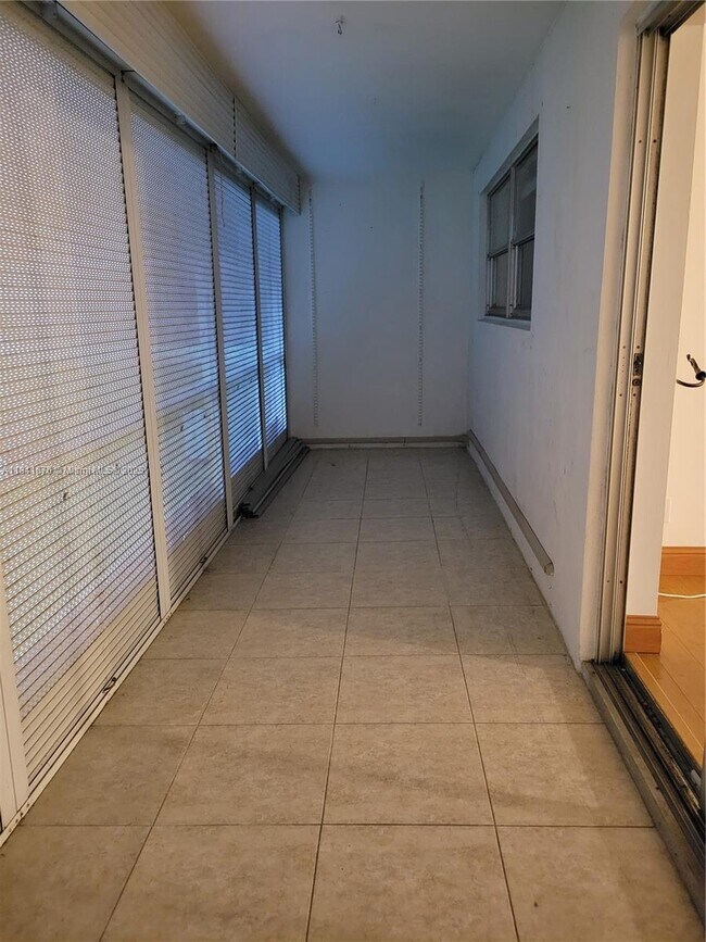 Building Photo - 950 Hillcrest Dr