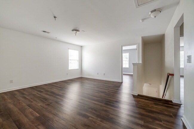 Building Photo - Spacious & Convenient