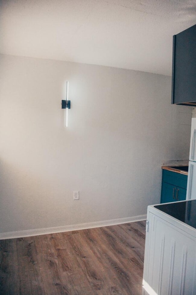 Building Photo - 211 Circle Dr