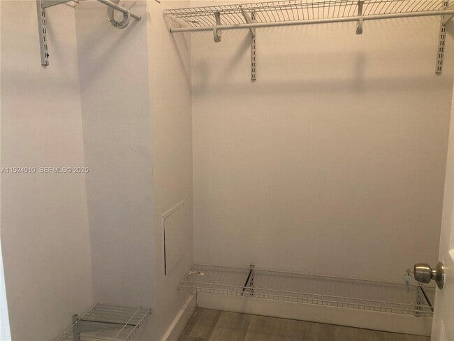 Building Photo - 905 Brickell Bay Dr