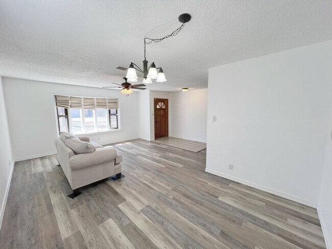 Building Photo - 7205 Avenida La Costa NE