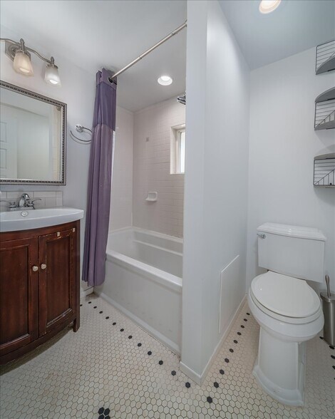 Building Photo - 817 S Sullivan St