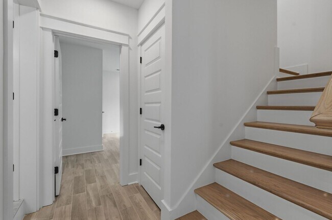 Building Photo - Spacious 5-Bedroom with Fenced Yard & Modern Amenities