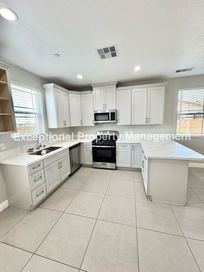 Building Photo - 16265 Plum St