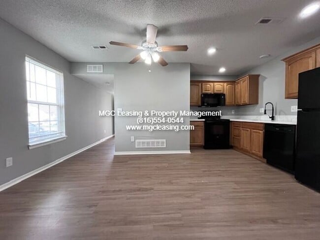 Building Photo - TIMBERS EAST TOWNHOME READY FOR YOUR JUNE MOVE IN!!