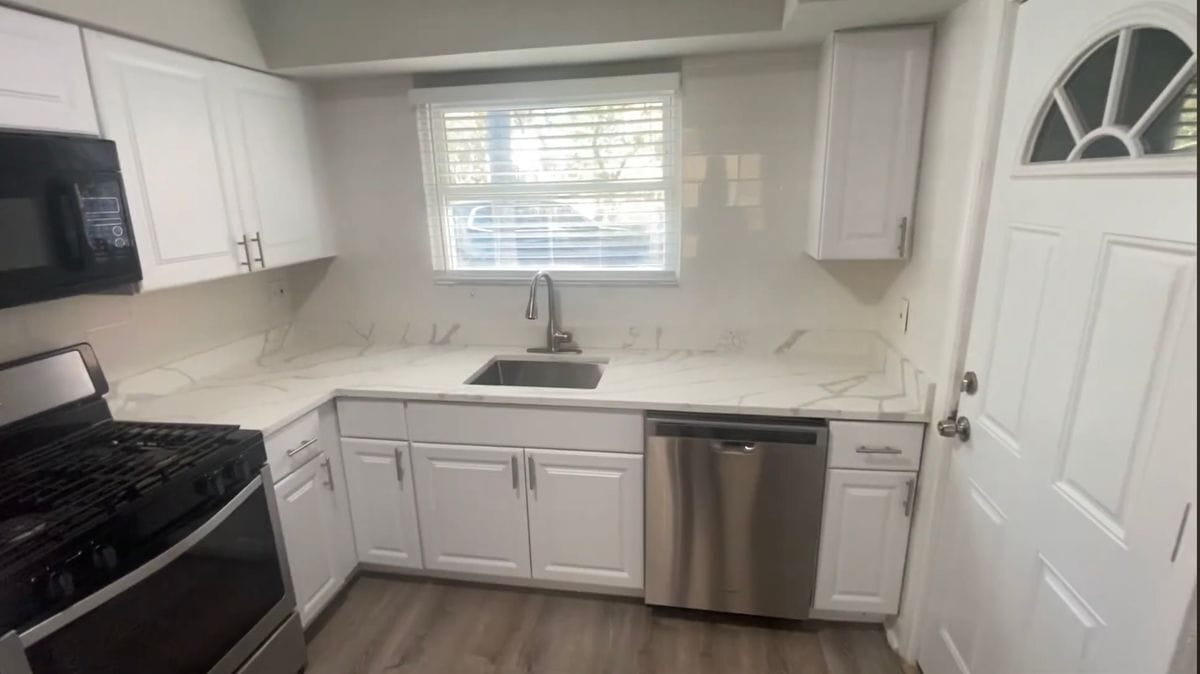 Building Photo - 1321 W Sherwin Ave