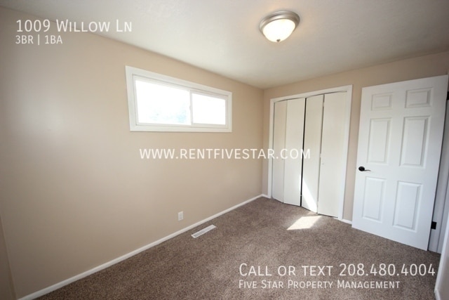 Building Photo - 1009 Willow Ln