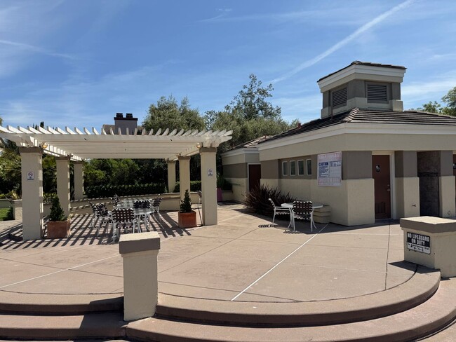 Building Photo - 5 bed 3 bath Gated Community in Union City...