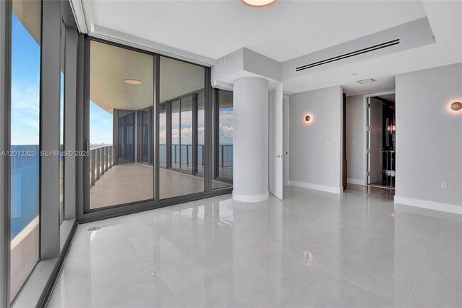 Building Photo - 15701 Collins Ave