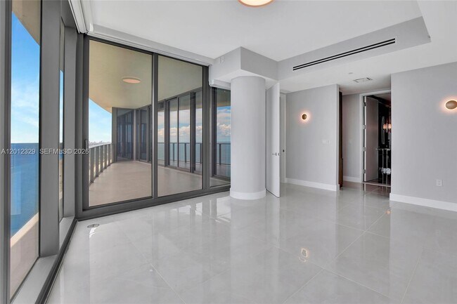 Building Photo - 15701 Collins Ave