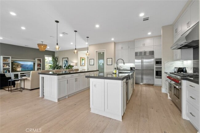 Building Photo - 70 Ray