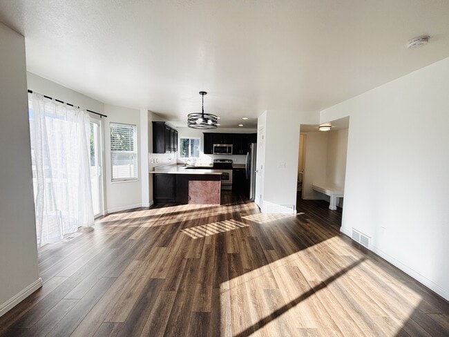 Building Photo - 1094 1825 W