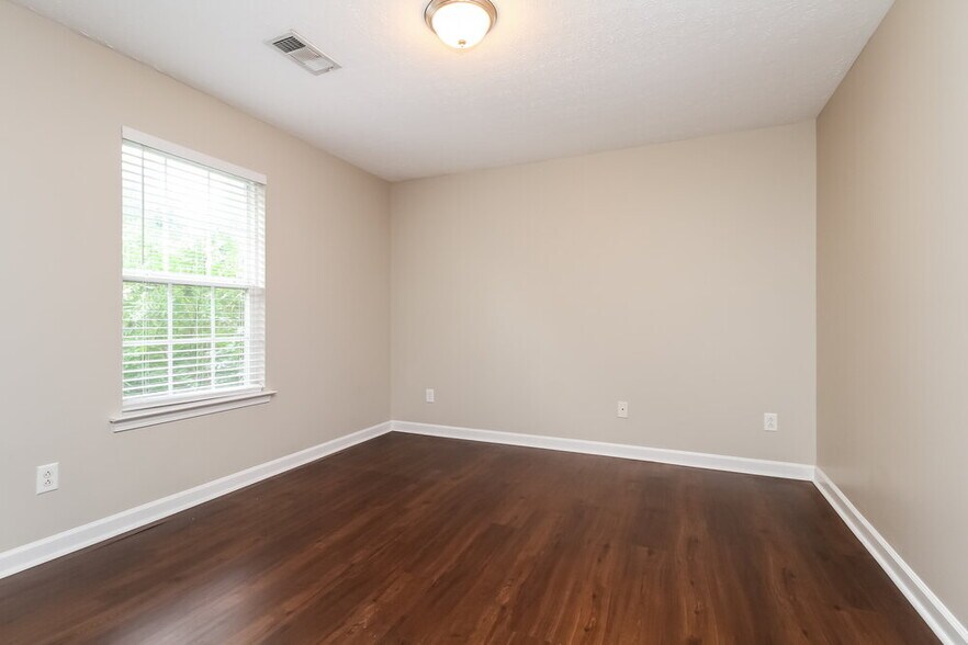 Building Photo - 131 Braxton Ln E